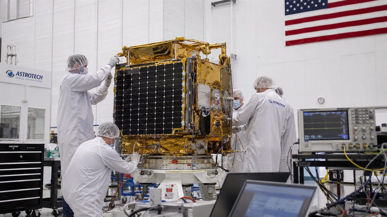 Satélite compacto da Astranis sendo montado, o tipo de aparelho que substitui os gigantes da órbita geoestacionária.