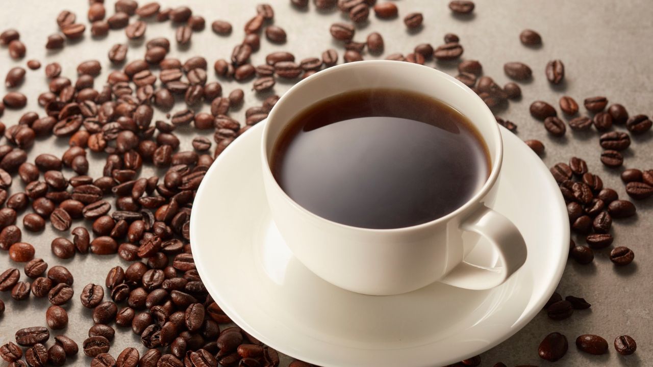 Análise da Associação Americana do Coração indica que até 400 mg de cafeína por dia são seguros para a maioria dos adultos, mas alerta para energéticos e produtos concentrados.