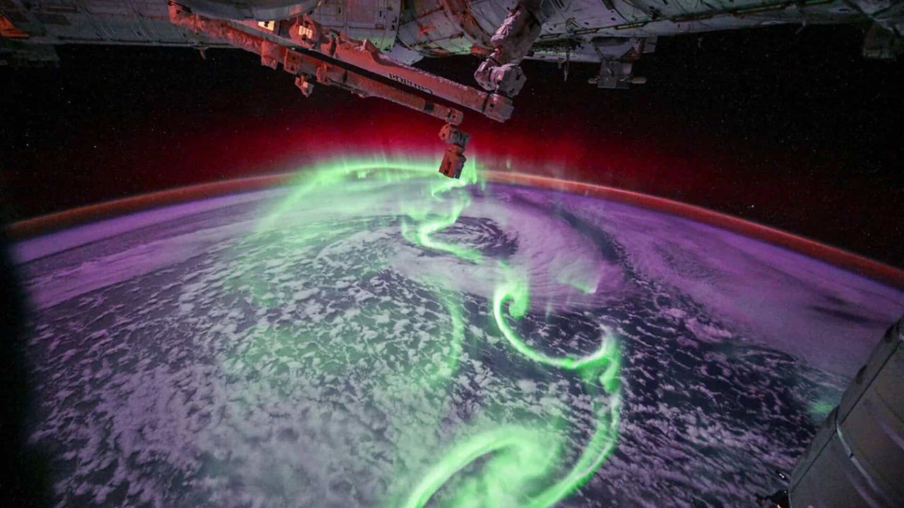 Aurora vista do espaço foi registrada em timelapse pela astronauta Sophie Adenot a bordo da ISS e iluminou a estação com tons esverdeados.