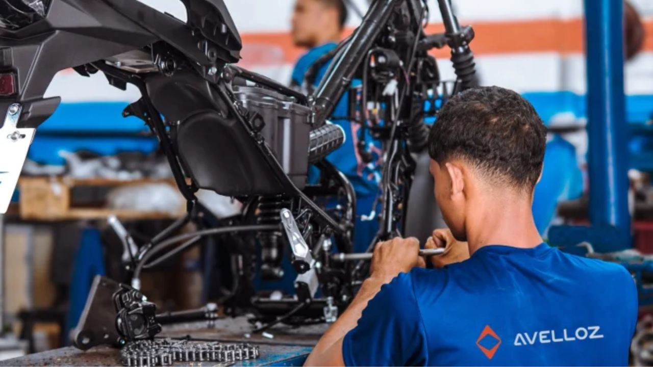 Fábrica da Avelloz em Manaus foi autorizada pela Suframa e poderá produzir motos de 100 cm³ a 450 cm³ para sustentar cinco lançamentos em 2027.