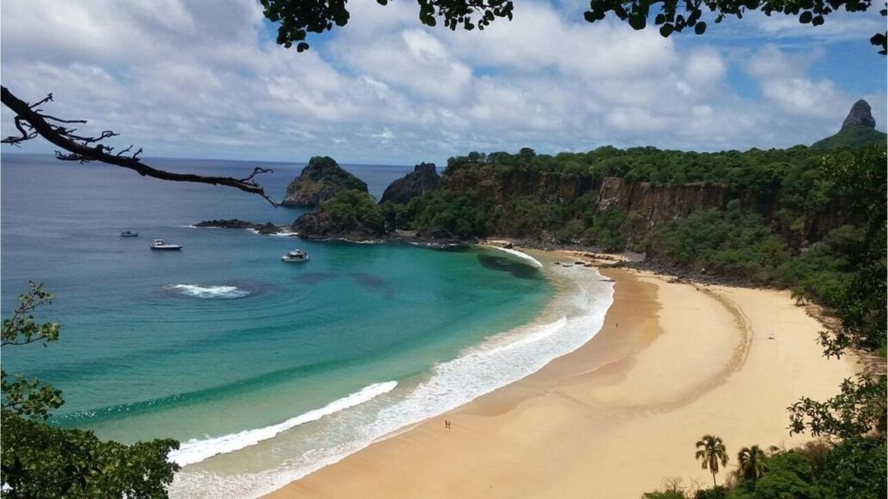A Baía do Sancho, em Fernando de Noronha, já foi eleita sete vezes a melhor praia do mundo. Imagem: Divulgação