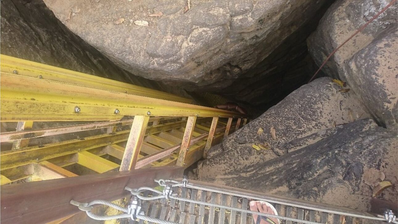 Para chegar à praia mais premiada do mundo, o visitante enfrenta 208 degraus cravados na rocha, em uma escadaria vertical com cerca de 50 metros de desnível