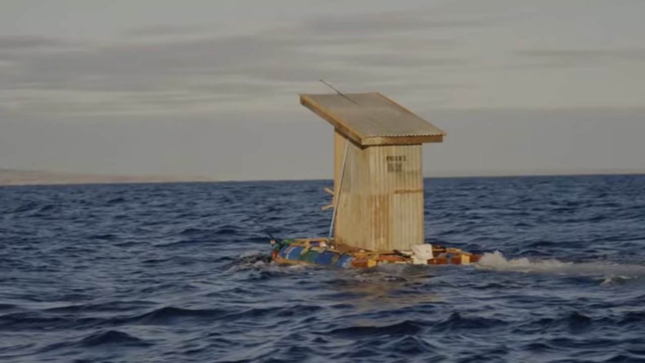 Conheça a aventura de dois amigos australianos que transportaram um banheiro em uma balsa pelo mar.