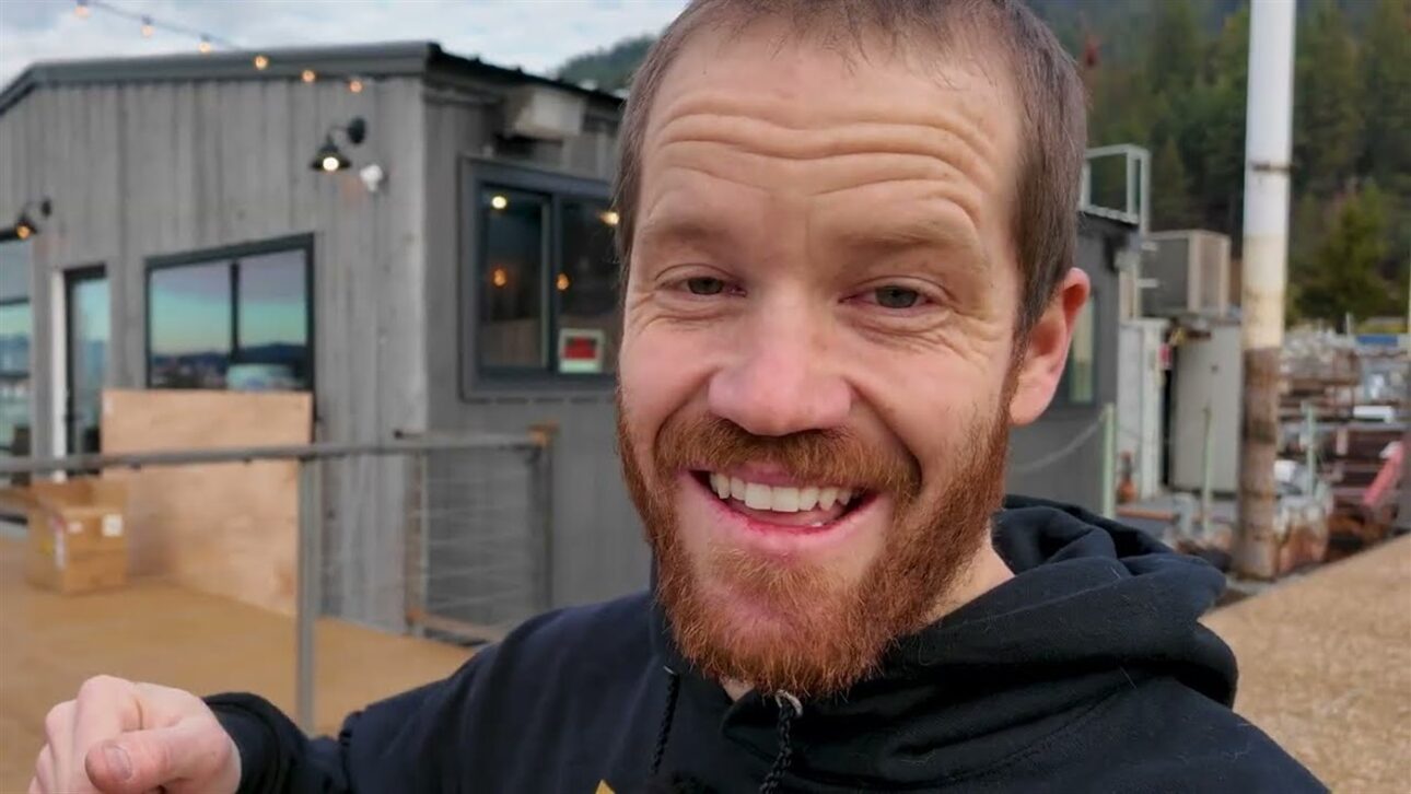 Casal torna off-grid uma barcaça da Marinha virada casa flutuante e monta filtragem de água que puxa a água do lago com 3 filtros e luz ultravioleta