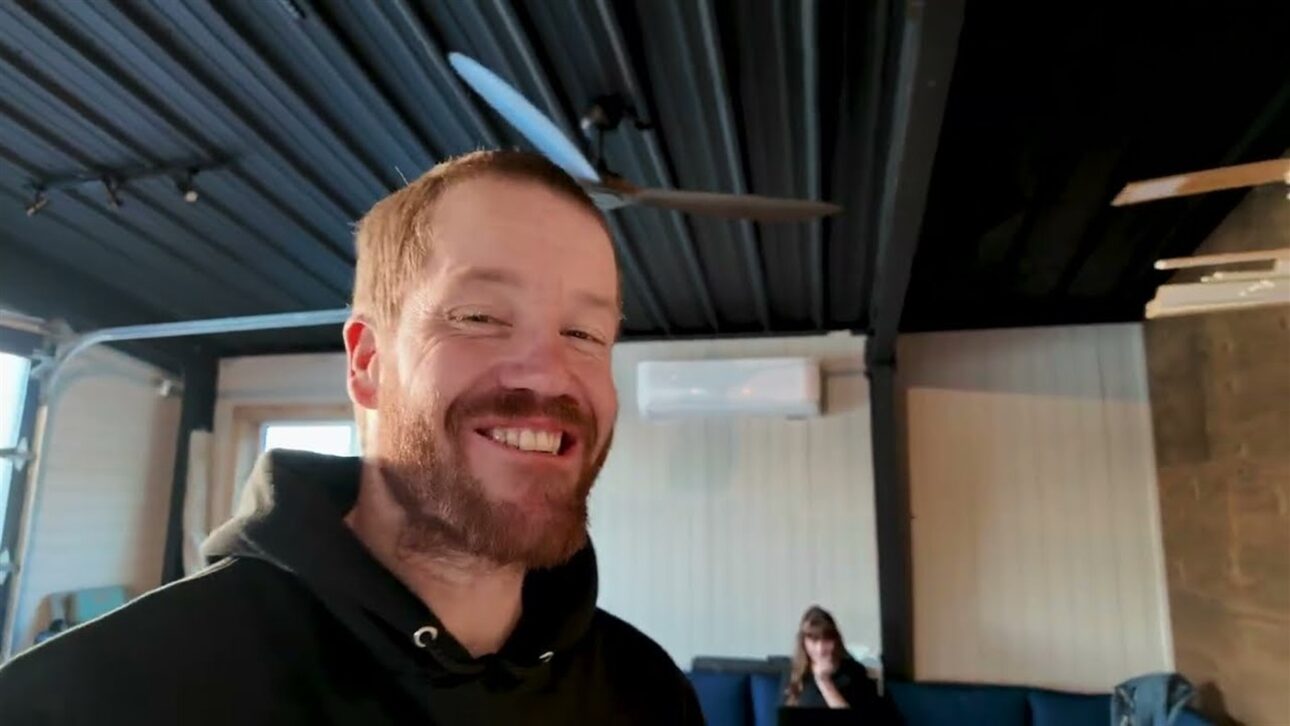 Casal torna off-grid uma barcaça da Marinha virada casa flutuante e monta filtragem de água que puxa a água do lago com 3 filtros e luz ultravioleta