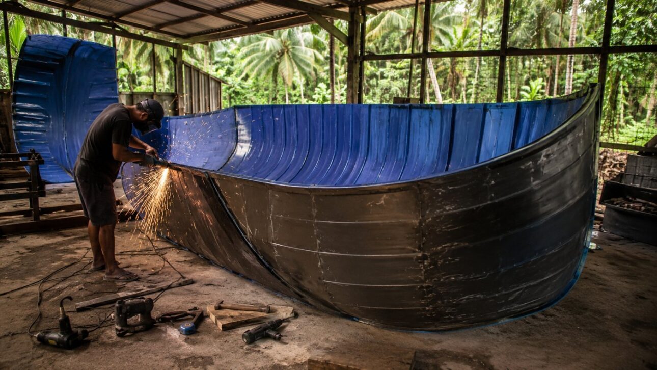 O reservatório cortado começa a ganhar a silhueta alongada de um casco de barco.