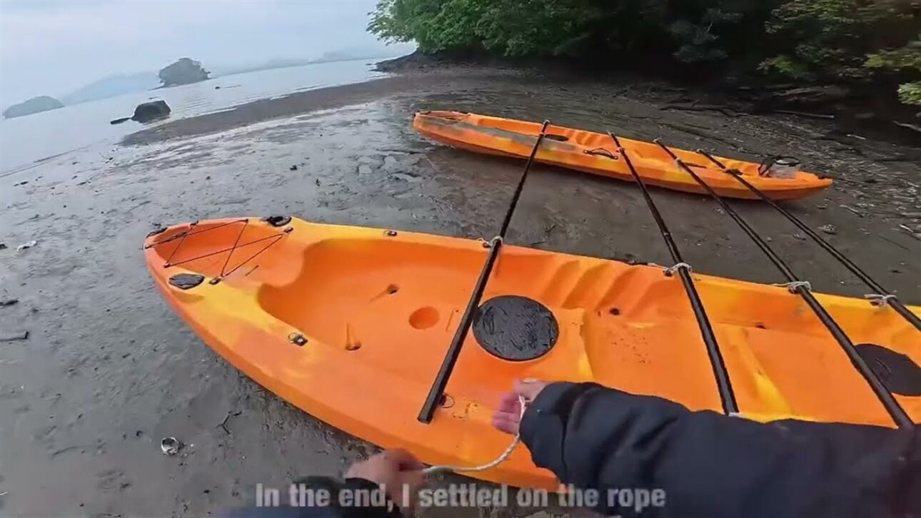 O barco leve ancorado no mar durante a diária de pesca e acampamento.