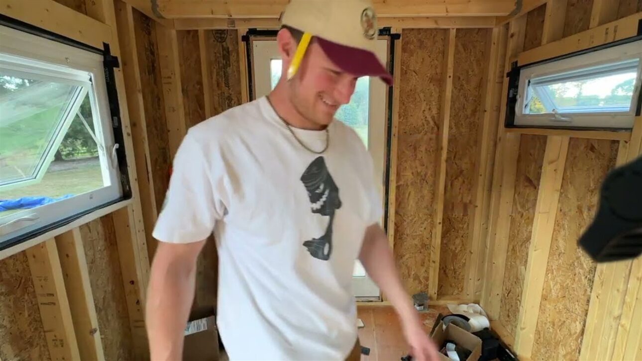 A estrutura do tiny home sendo erguida sobre os flutuadores do pontoon.