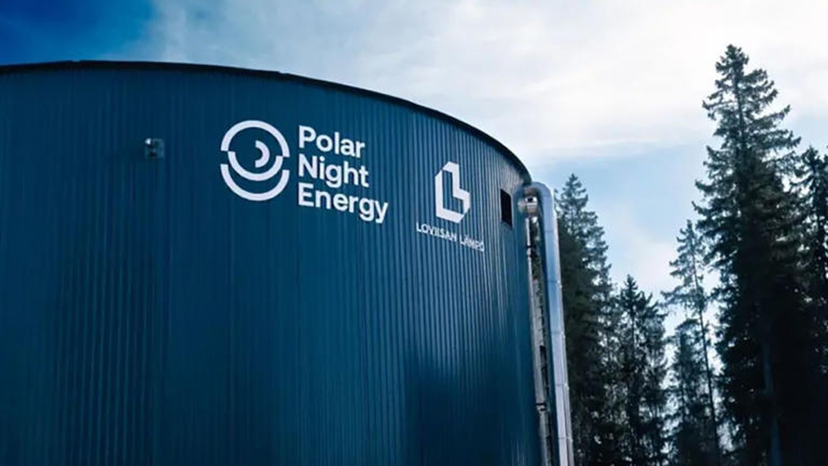 Grande tanque metálico da bateria de areia de Pornainen, projetado para armazenar energia térmica em pedra-sabão triturada.