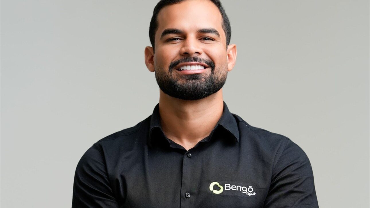 Rodrigo Cardoso, CEO e fundador da Bengô Açaí: “Comecei produzindo açaí na cozinha de casa, sem imaginar até onde isso poderia chegar” (Matheus Pontes)
Este é um trecho original publicado em Exame.com. Leia a matéria completa em https://exame.com/negocios/ele-vendeu-a-moto-para-produzir-acai-na-cozinha-de-casa-hoje-fatura-r-81-milhoes/?utm_source=copiaecola&utm_medium=compartilhamento