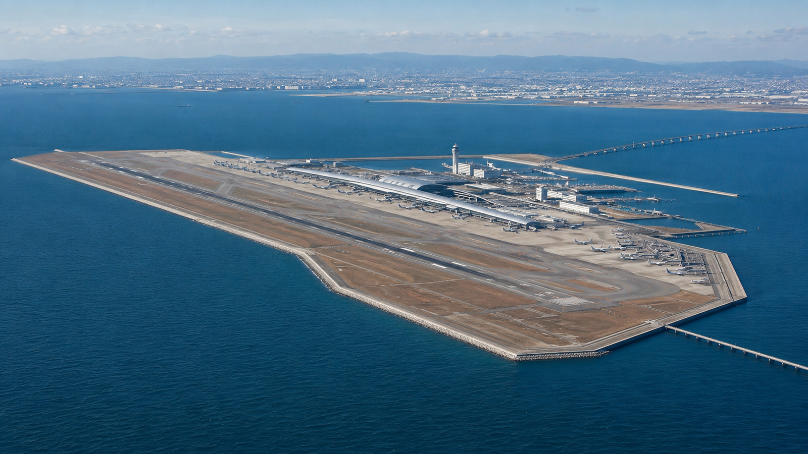 Para resolver a falta de espaço e o barulho que incomodava moradores, o Japão ergueu o Aeroporto de Kansai sobre uma ilha artificial de 4 km, gastou R$ 100 bilhões e hoje enfrenta afundamento, tufões e inundações
