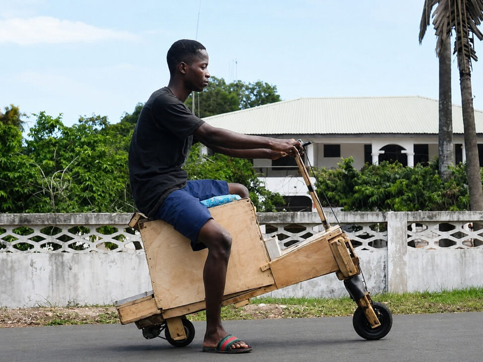 Adolescente de 17 anos em Gana construiu uma scooter elétrica solar com madeira reaproveitada, baterias de celulares antigos e motor de máquina de costura.