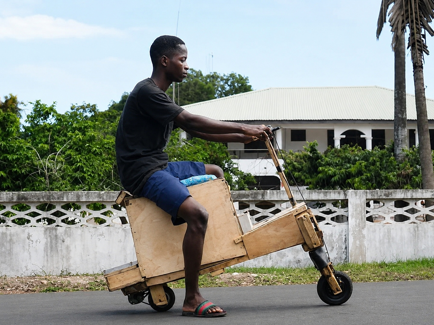 Sem oficina sofisticada e usando madeira reaproveitada, baterias de celulares antigos e motor retirado da máquina de costura da mãe, adolescente de 17 anos em Gana constrói scooter elétrica movida a energia solar e ainda embute nela um alto-falante com rádio que ele mesmo projetou.