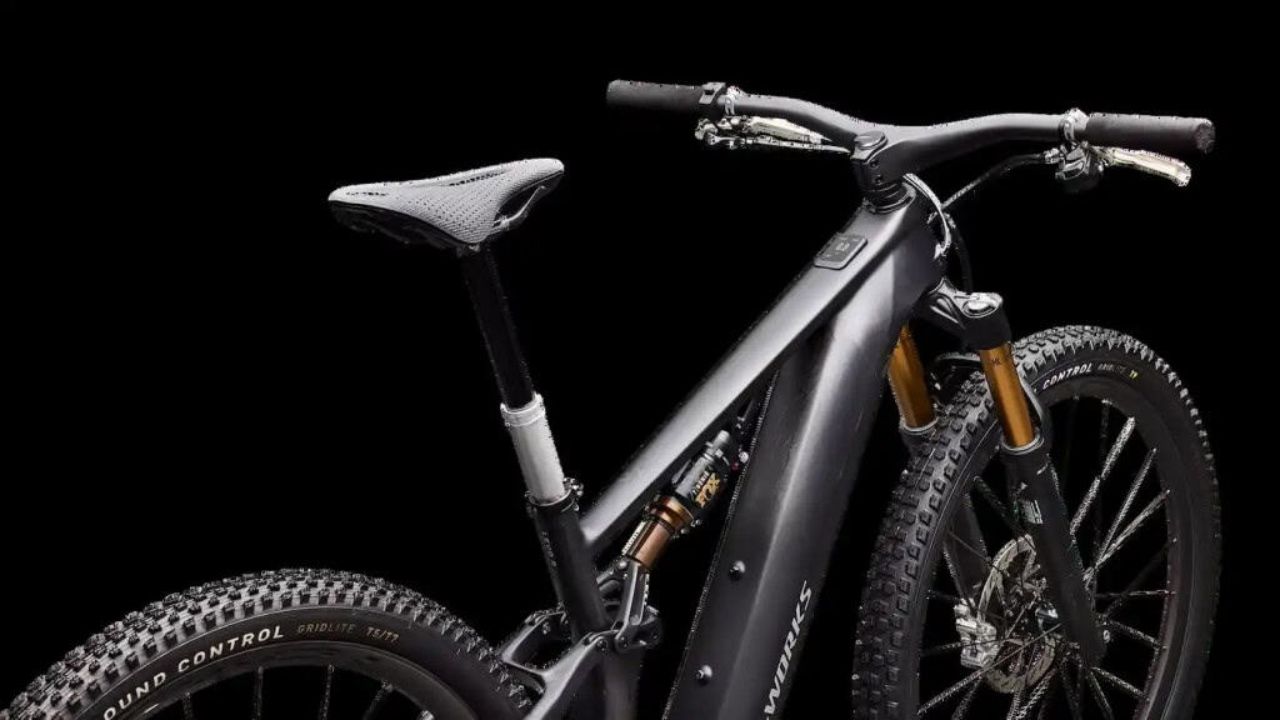 Bicicleta elétrica S-Works Turbo Levo R Ultralight LTD pesa 18,8 kg, oferece motor de 850 W, torque de 111 Nm e bateria de até 840 Wh.