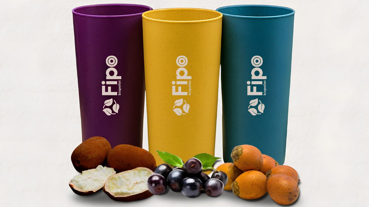 Bioplástico de tucumã combina resíduos de frutos amazônicos com resina e já é usado em peças para construção civil, bicicletas, copos e impressão 3D.