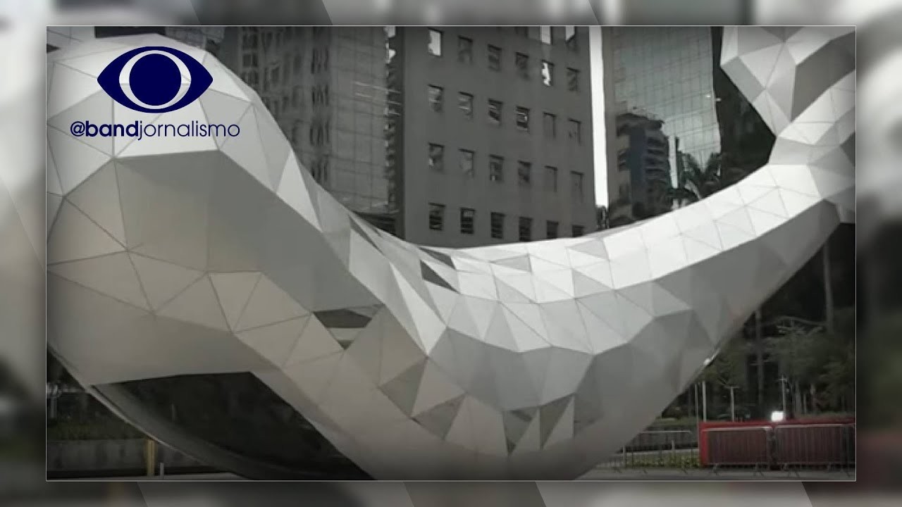 B32: para erguer o prédio da Baleia na Faria Lima, Rafael Birmann compró 35 casas pagando hasta con Disney y camión; hoy vale R$ 2,5 mil millones.