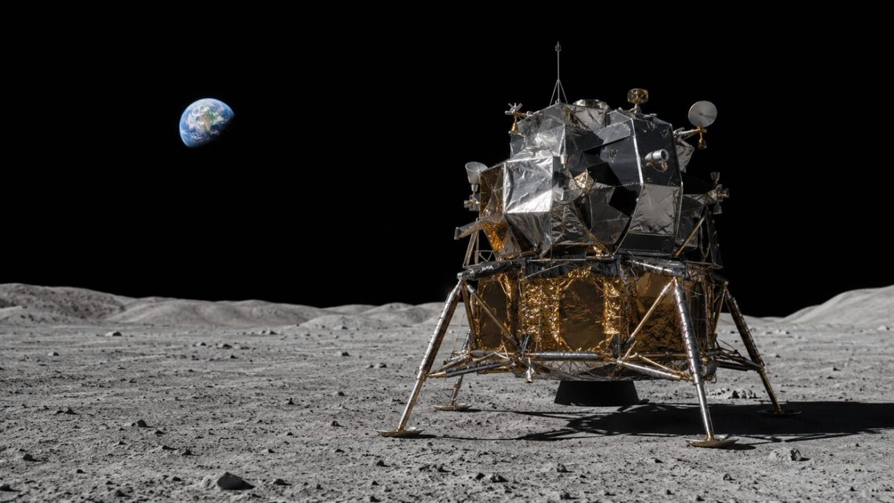 O módulo Blue Ghost pousado na planície da bacia lunar Mare Crisium, com a Terra ao fundo no céu preto.