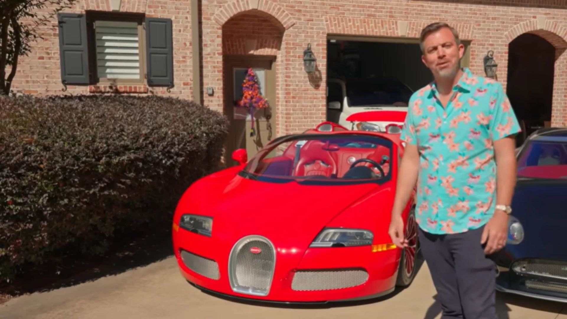 Bugatti Veyron Grand Sport sendo inspecionado por mecânicos em oficina especializada em supercarros.