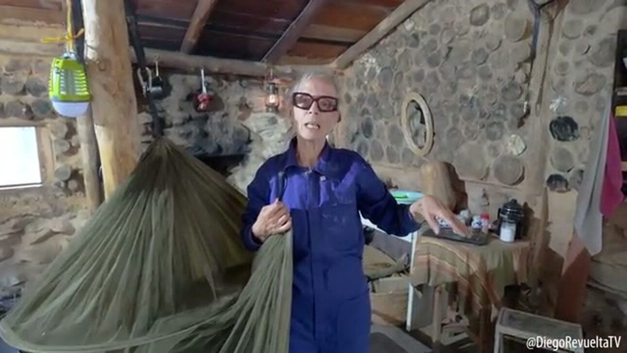 Adiós, alquiler: a los 72 años, Yaya levantó una cabaña de 18 m² en una montaña de España, gastó menos de 5 mil euros, cerca de R$ 31 mil, en toda la aventura y aprendió cada técnica "gratis" en YouTube