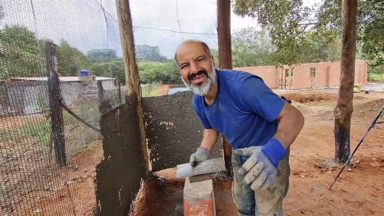 Casal brasileiro constrói uma cabana de cimento e sombrite em 7 dias para sair do aluguel, trocando a malha de aço pela tela de sombreamento barata; veja