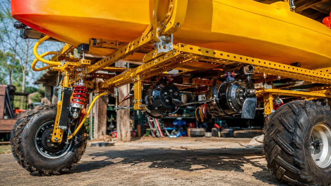 El conjunto de motores y ruedas instalado bajo el kayak transforma el barco en vehículo terrestre.