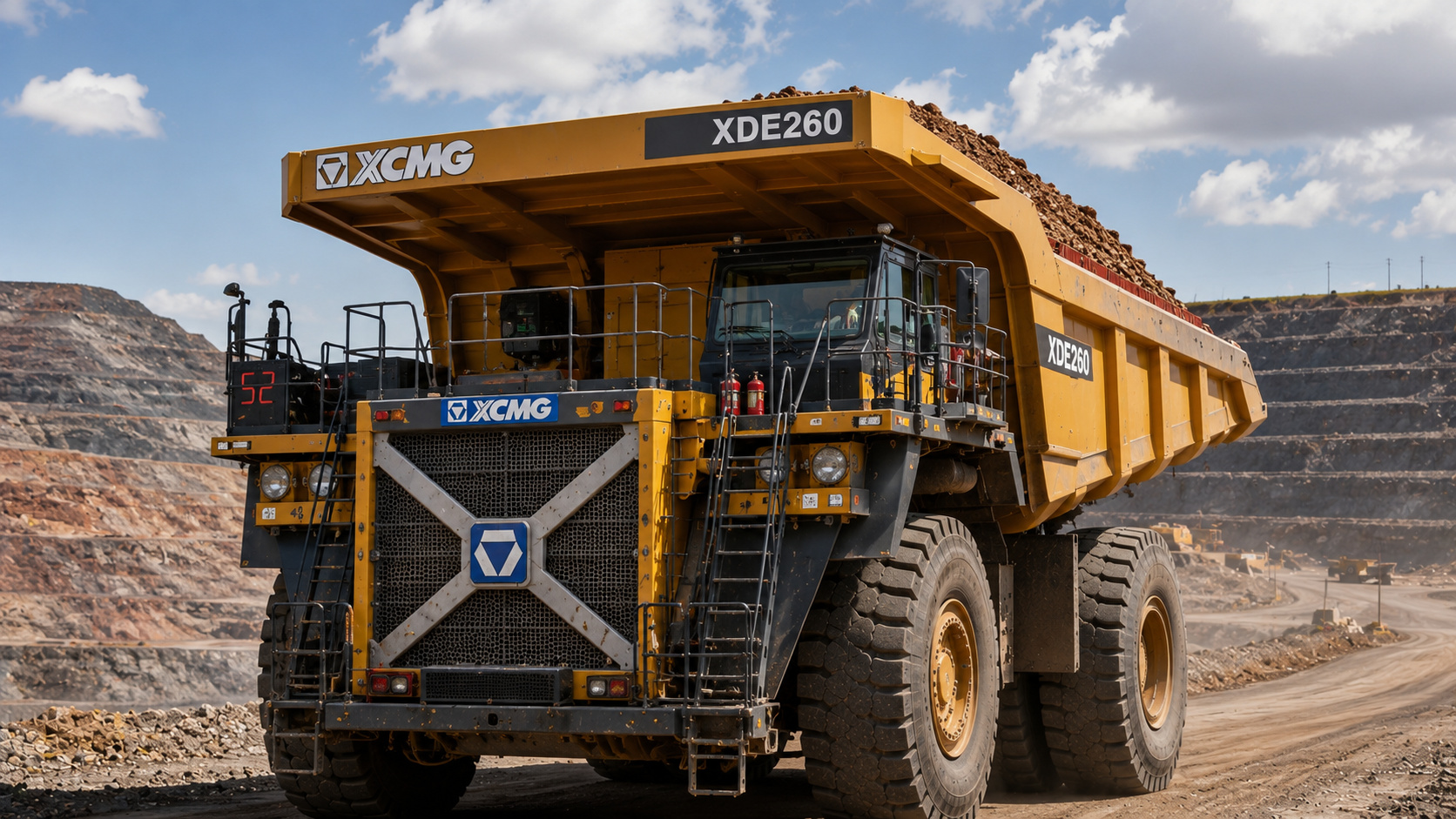 Caminhão XCMG XDE260 transportando minério em mina a céu aberto.