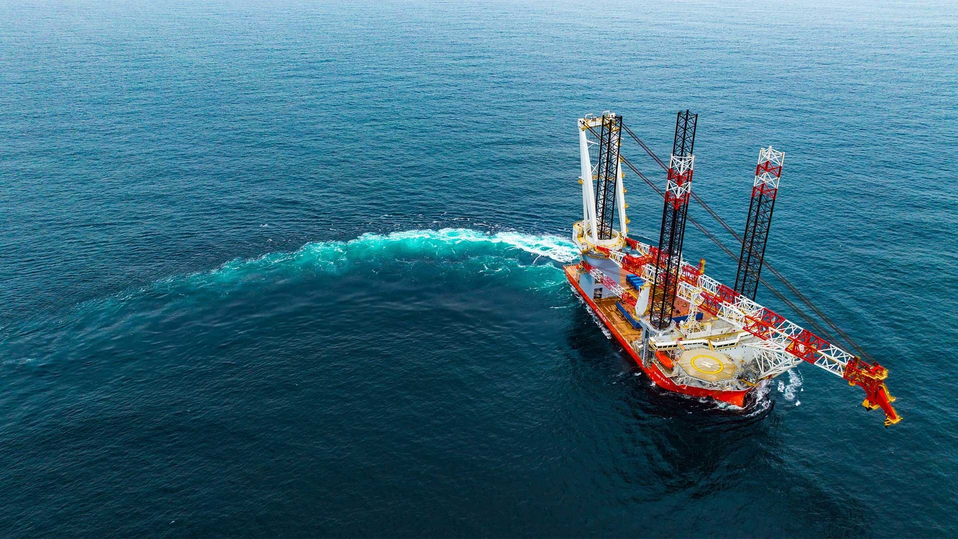 O mar brasileiro guarda R$ 1 trilhão em energia eólica offshore, mas uma assinatura travada há anos segura tudo