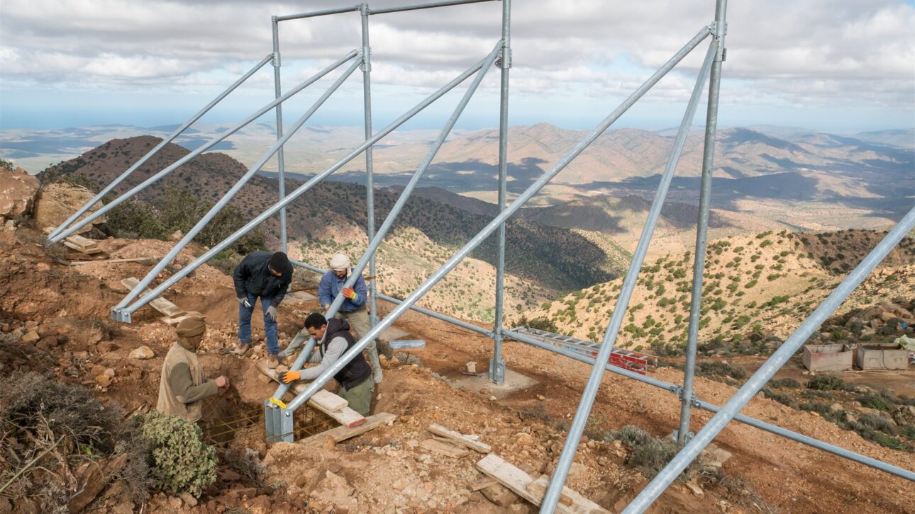 No Marrocos, redes gigantes no Monte Boutmezguida colhem até 37.400 litros por dia da neblina do deserto.