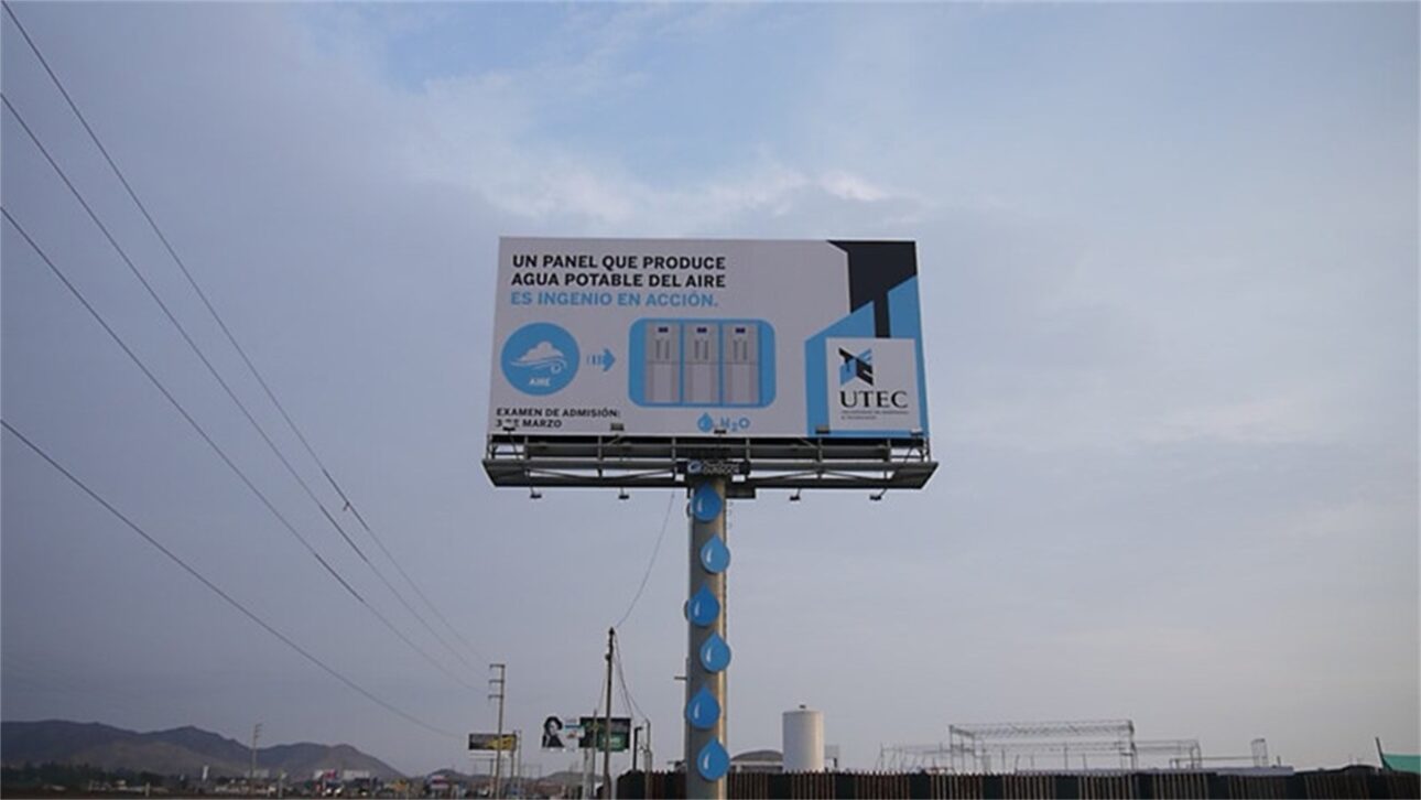 Detalhe do painel da UTEC em funcionamento, condensando a umidade do ar e canalizando o líquido já limpo até o ponto de coleta na base. (Foto: Reprodução/UTEC)