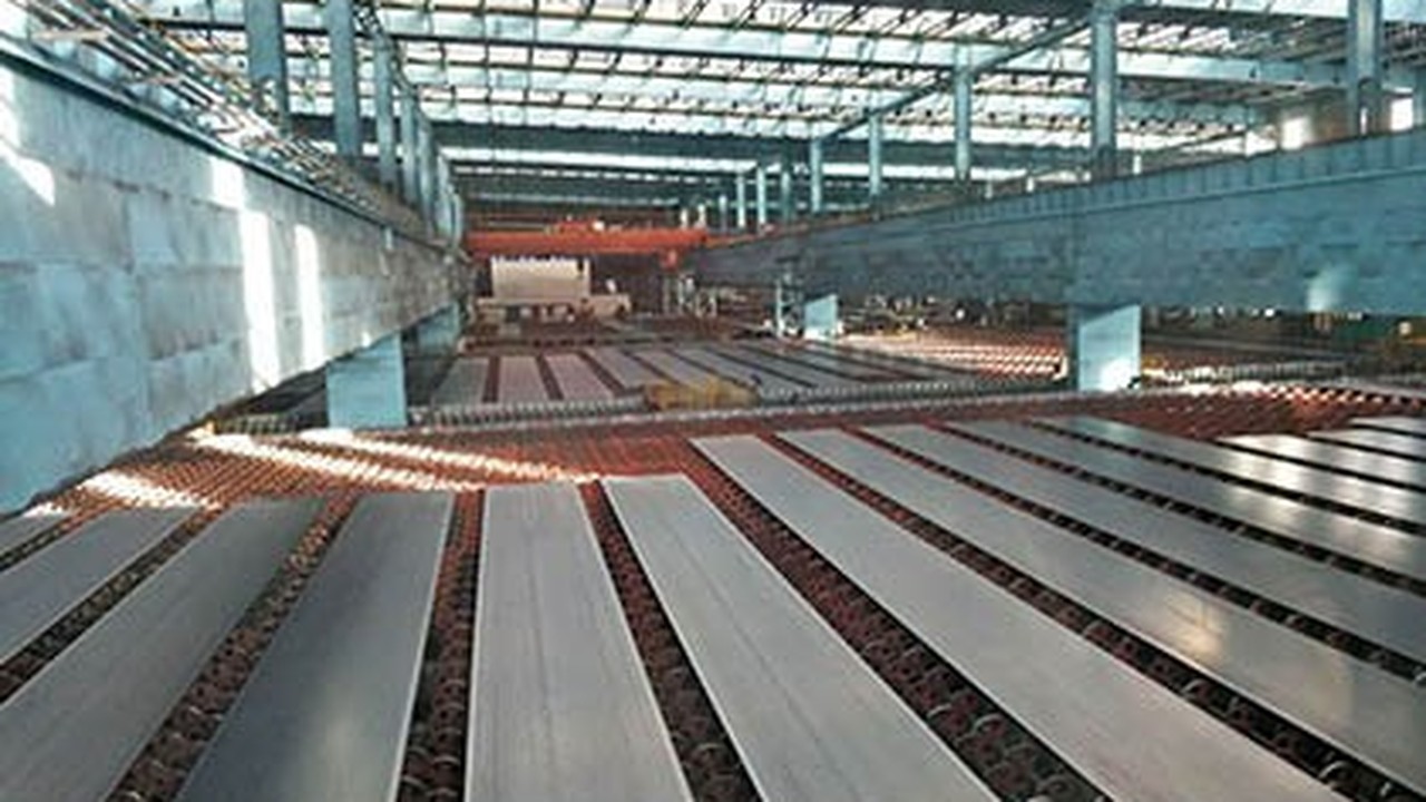 O Estaleiro Rio Grande recebe 11 mil toneladas de aço da Indonésia e volta a soldar os primeiros Handymax da Transpetro