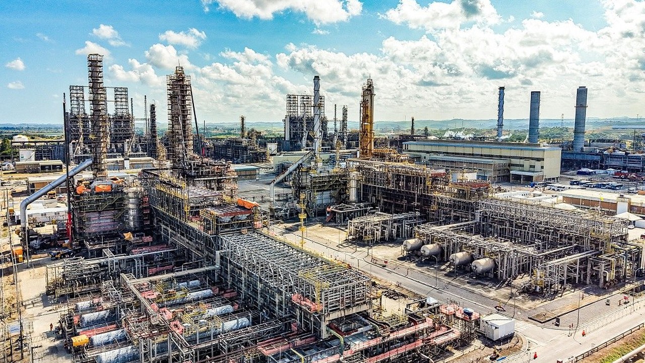 Um corredor de 33 km no Golfo Pérsico faz o petróleo saltar 4% e ameaça o corte de diesel que a Petrobras acabou de dar