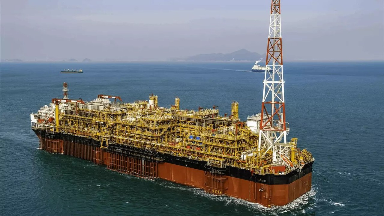 A 2.700 metros abaixo do mar, a Equinor encaixa a peça que vai bombear 16 milhões de m³ de gás por dia na Bacia de Campo