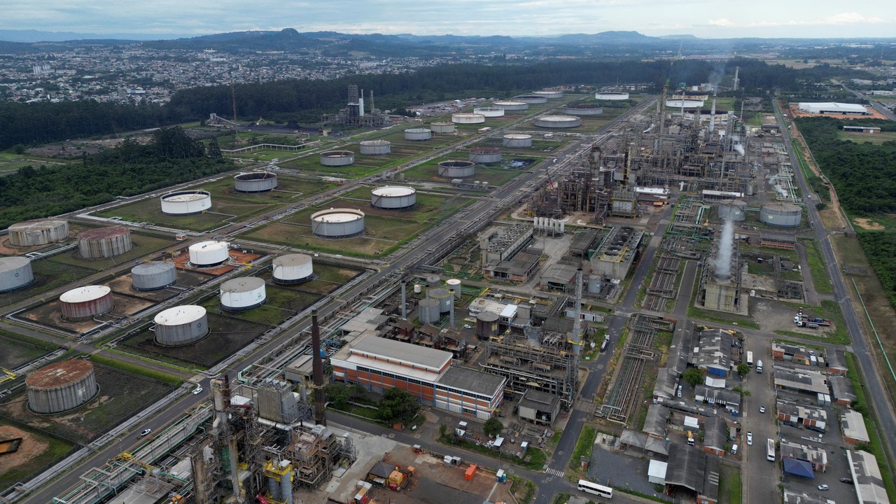 Com produção recorde de quase 3 milhões de barris por dia, a Petrobras volta a importar diesel em julho e escancara o ga