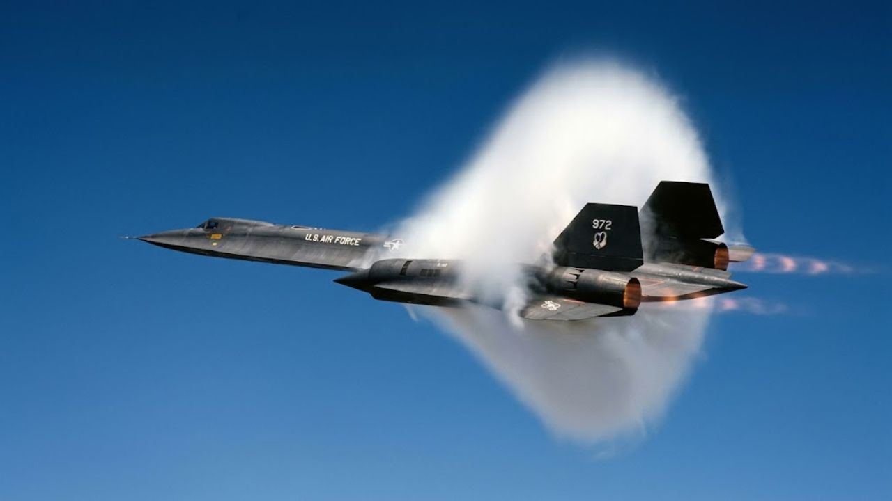 SR-71 Blackbird atingiu 3.418 km/h em voo entre Los Angeles e Washington e ajudou a NASA em pesquisas sobre aerodinâmica e atmosfera.