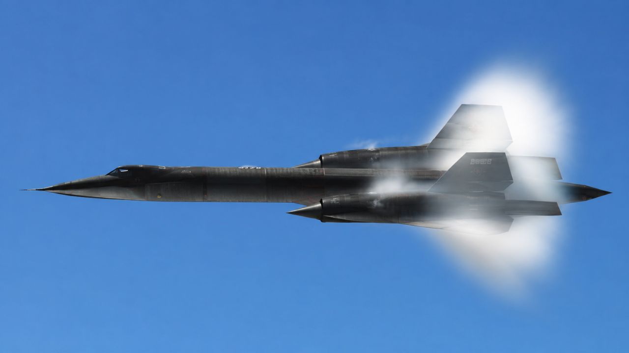 SR-71 Blackbird atingiu 3.418 km/h em voo entre Los Angeles e Washington e ajudou a NASA em pesquisas sobre aerodinâmica e atmosfera.