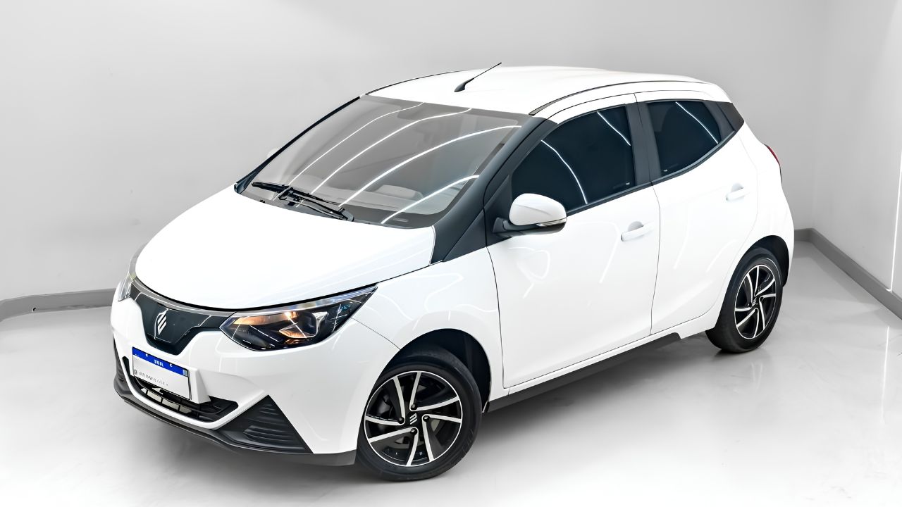 Carro elétrico Emova Easy teve vendas interrompidas no Brasil após aumento do imposto de importação e alta no custo do frete vindo da China.