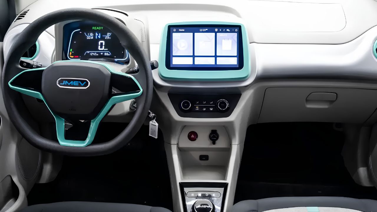 Carro elétrico Emova Easy teve vendas interrompidas no Brasil após aumento do imposto de importação e alta no custo do frete vindo da China.