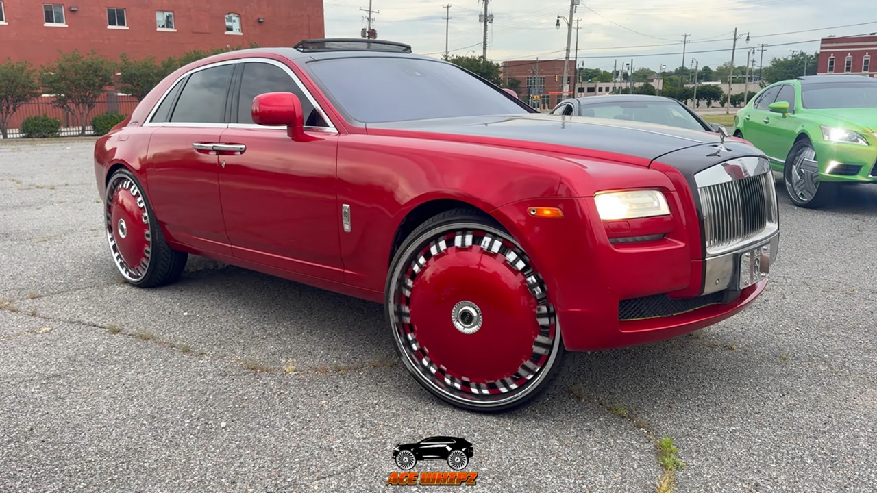 Descubra como o Rolls-Royce Ghost ganha destaque com rodas flutuantes de 30 polegadas e pintura chamativa.