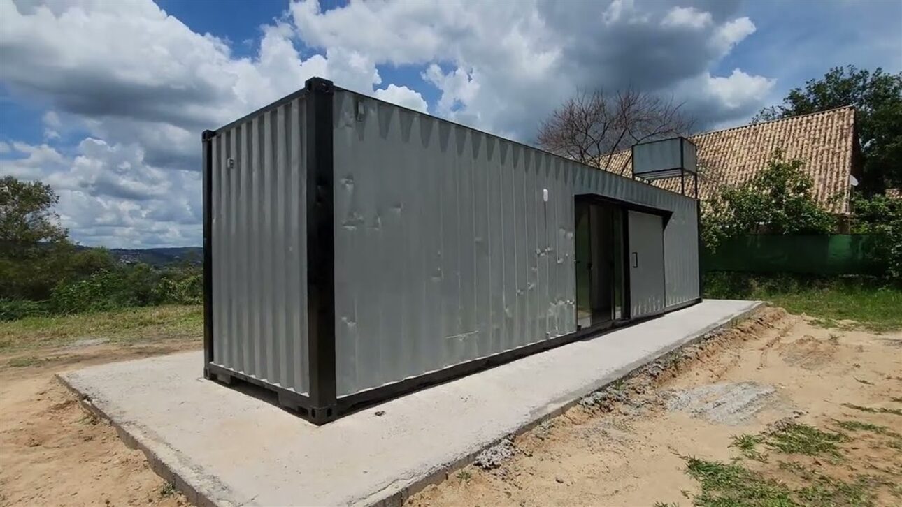 A casa do contêiner de 40 pés instalada sobre o radier em Amparo. Foto: Reprodução/YouTube Azul Containers.