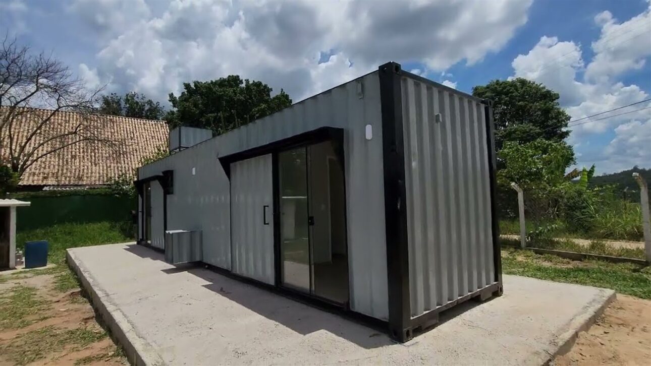 As portas de vidro e as proteções da casa entregue pronta. Foto: Reprodução/YouTube Azul Containers.
