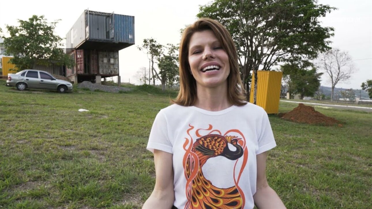 A casa com os contêineres empilhados em balanço na visita à obra. Foto: Reprodução/YouTube Entre Pra Morar.