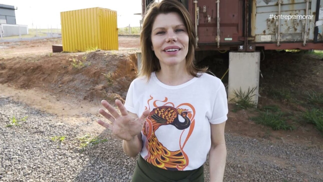 O terreno da obra com os módulos de contêiner ao fundo. Foto: Reprodução/YouTube Entre Pra Morar.