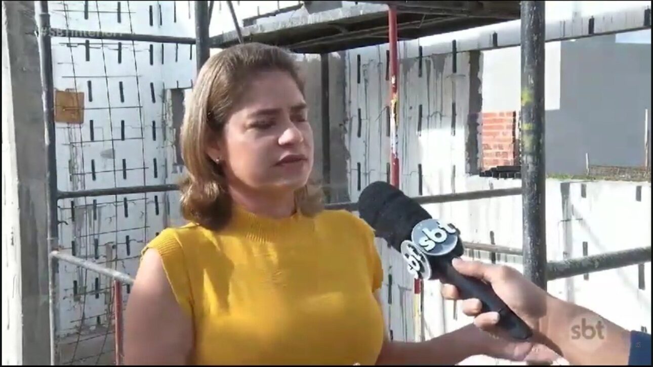 As paredes de EPS erguidas na obra da casa de isopor. Foto: Reprodução/YouTube Carol Reghim.