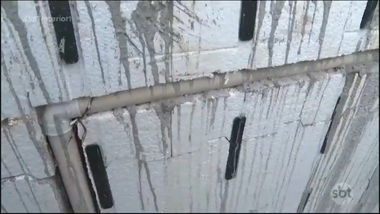 Detalhe da placa de isopor com a tubulação embutida. Foto: Reprodução/YouTube Carol Reghim.