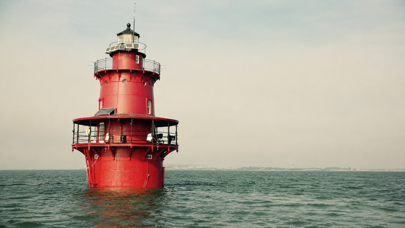 Farol Middle Ground vermelho em funcionamento nas águas da Baía de Chesapeake, na Virgínia