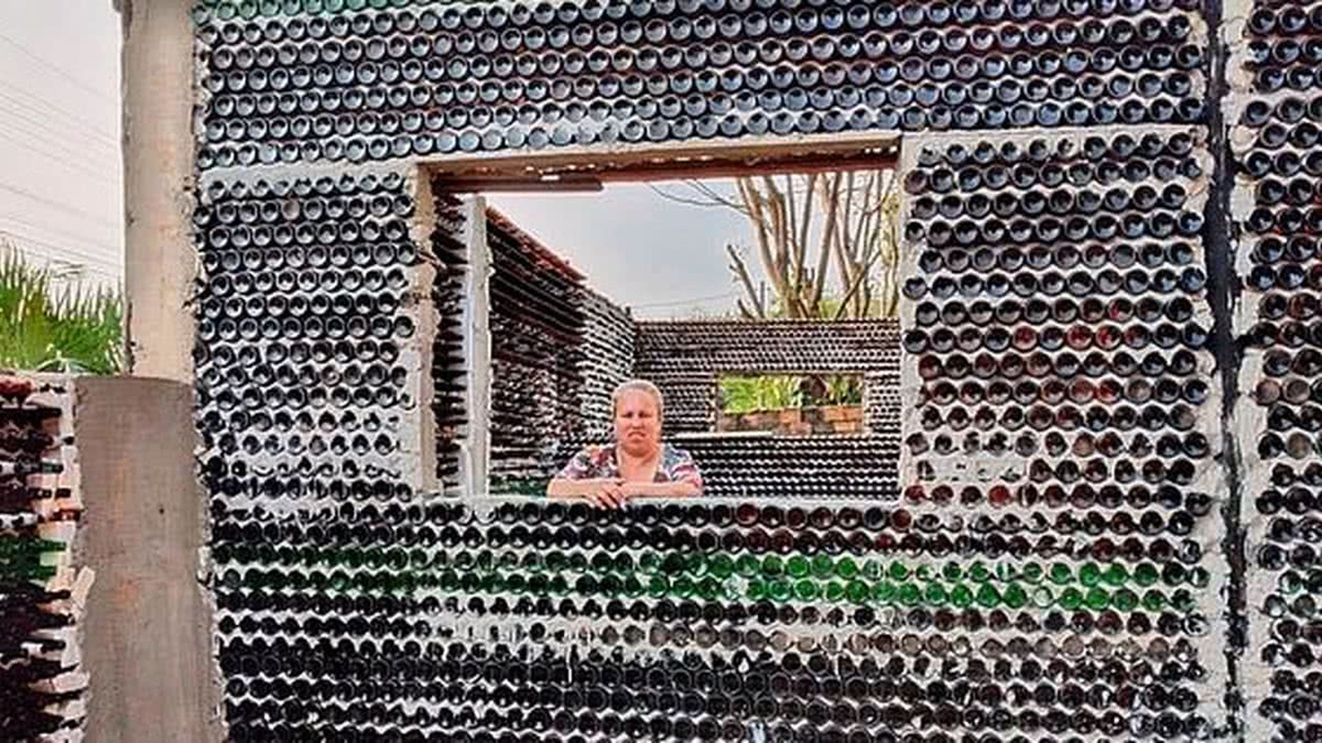 Ela transformou mais de 10 mil garrafas de vidro que iriam para o lixo nas paredes de uma casa de 70 metros quadrados em Foz do Iguaçu: a casa de garrafa saiu por cerca de R$ 3 mil e vira exemplo de reciclagem