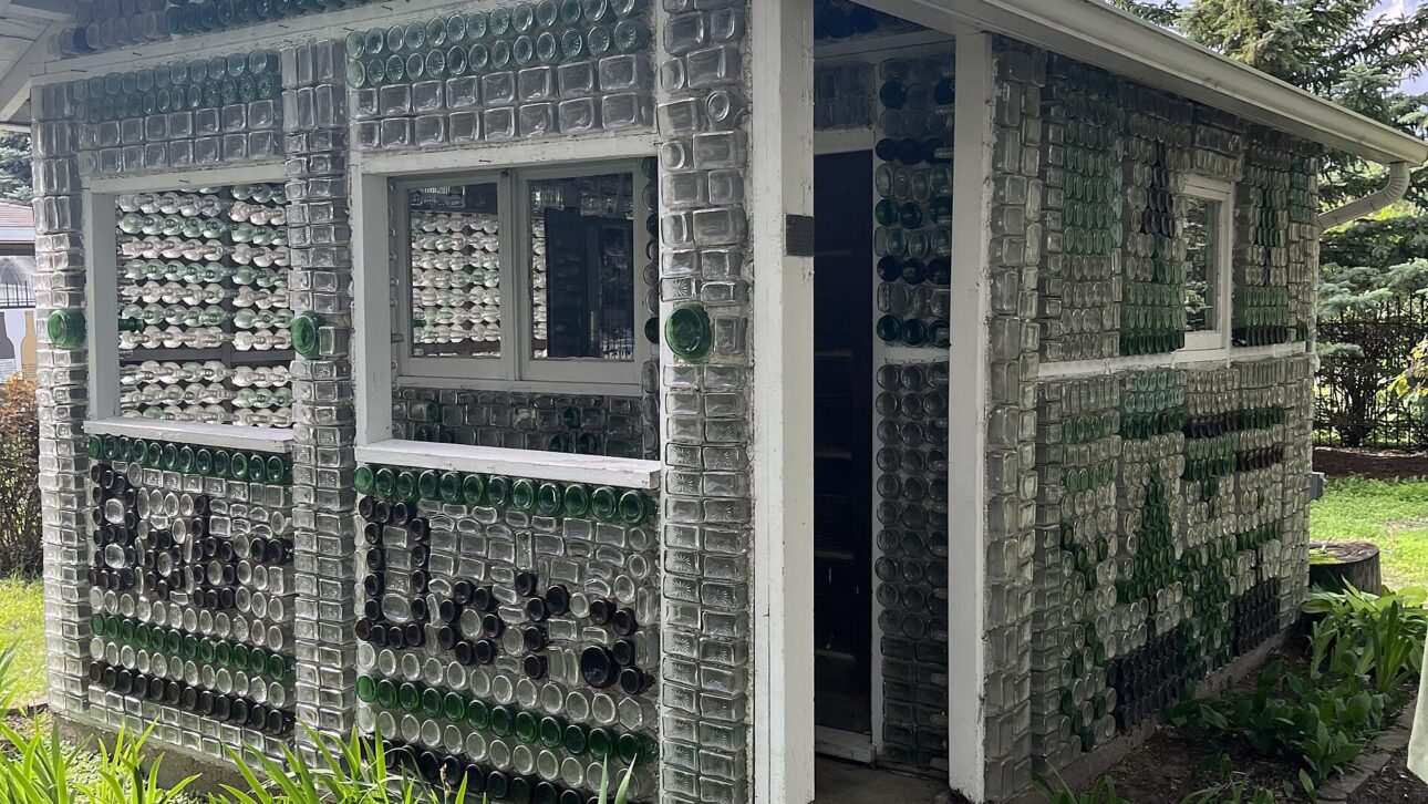 She transformed over 10,000 glass bottles that were going to be trash into the walls of a 70 square meter house in Foz do Iguaçu: the bottle house cost about R$ 3,000 and becomes an example of recycling