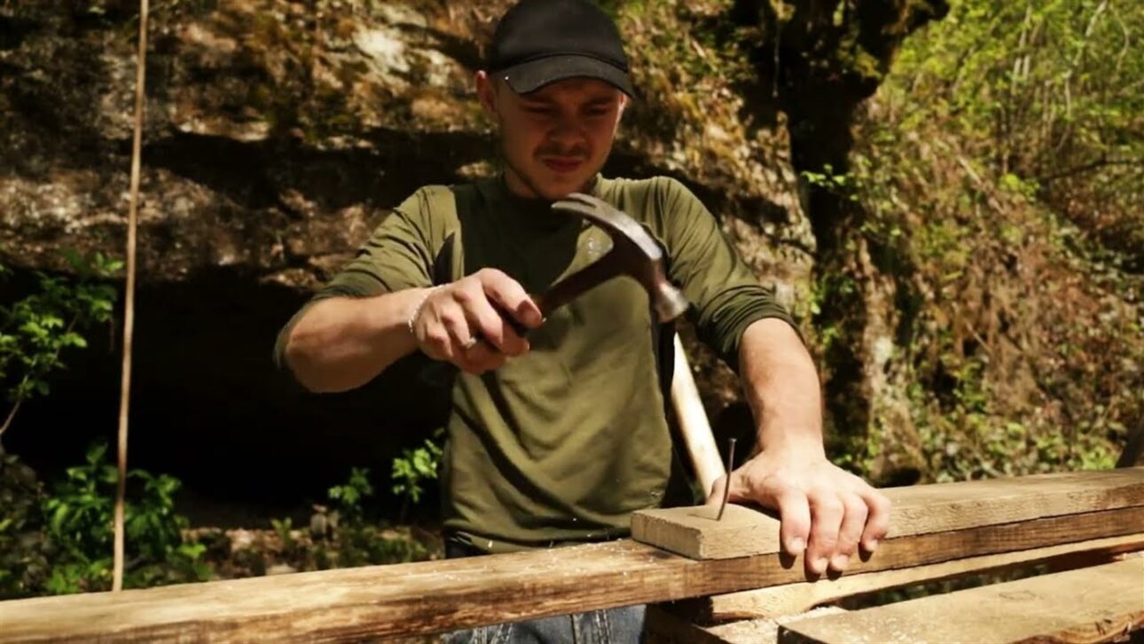 Man builds a treehouse in 21 days without spending anything, with repurposed wood, and the cabin still rotates on its own around the trunk; see