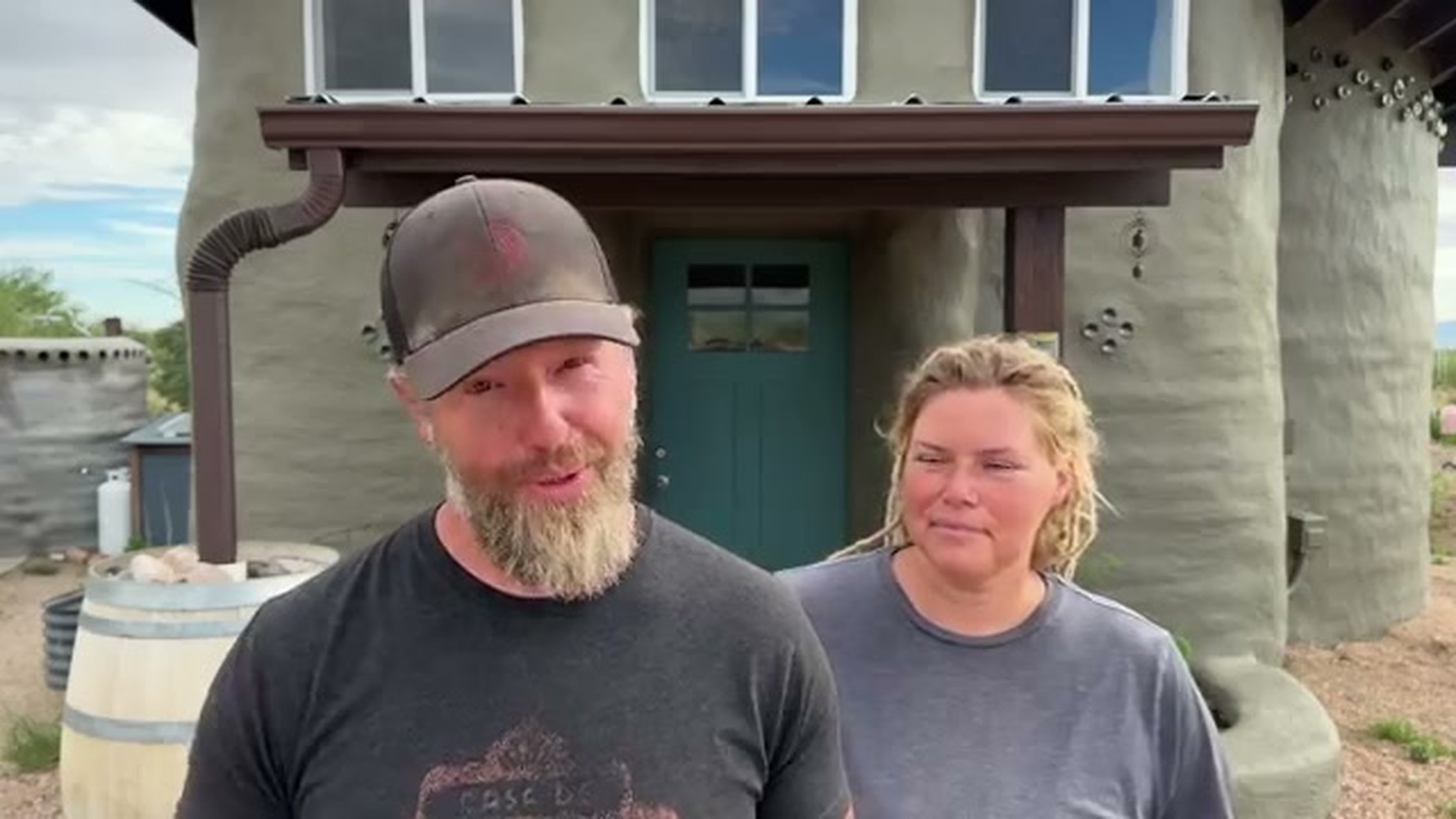 Paredes feitas com sacos de terra do próprio deserto, energia vinda só do sol e água guardada da chuva: a casa hyperadobe da família Longnecker no Arizona vive 100% fora da rede elétrica e enfrenta o clima extremo sem tijolo