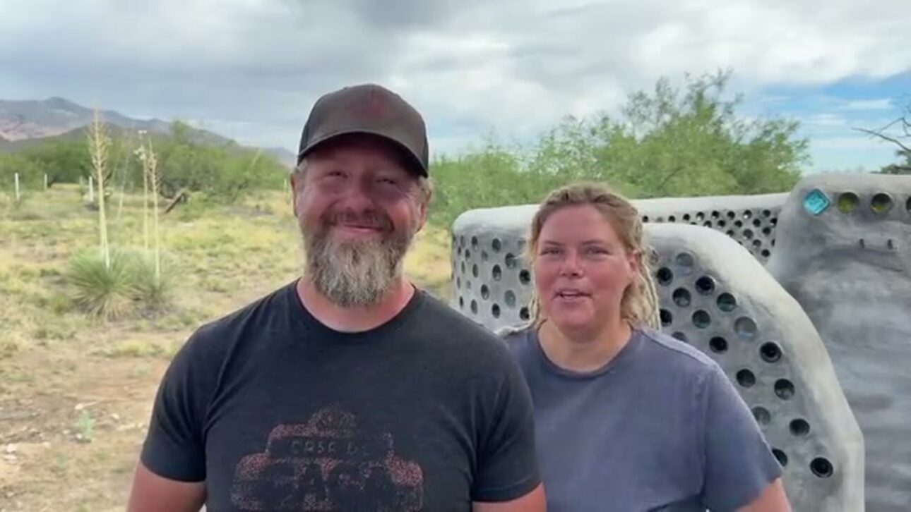 Paredes feitas com sacos de terra do próprio deserto, energia vinda só do sol e água guardada da chuva: a casa hyperadobe da família Longnecker no Arizona vive 100% fora da rede elétrica e enfrenta o clima extremo sem tijolo